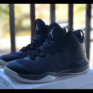 Jordan basketball shoes, 2014 Like New!! Size 5 in boys.